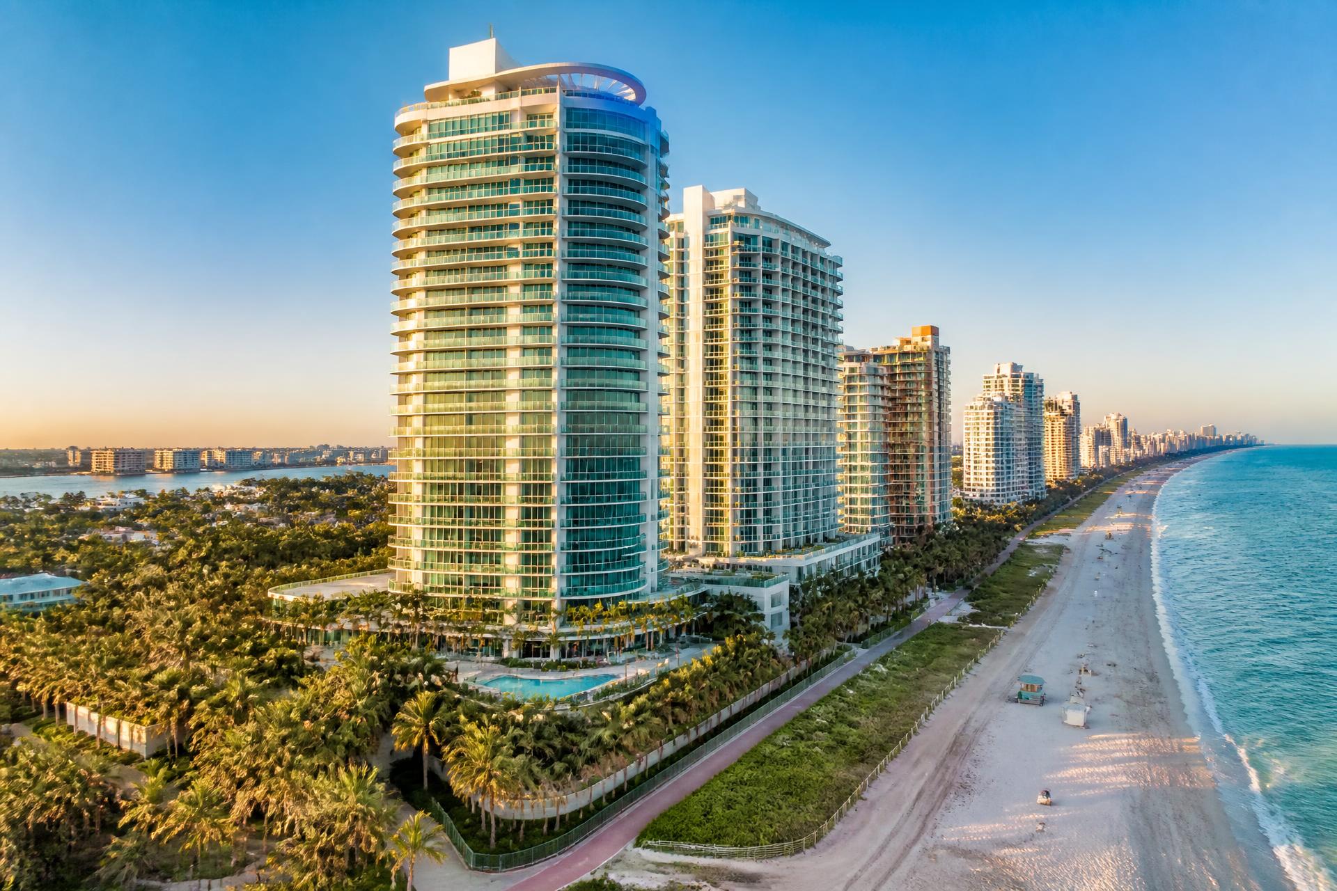 Litoral do Rio Grande do Sul com arquitetura contemporânea ao anoitecer